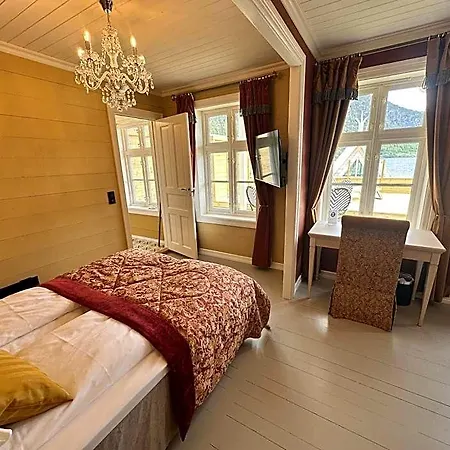Hofslund Fjord 4*